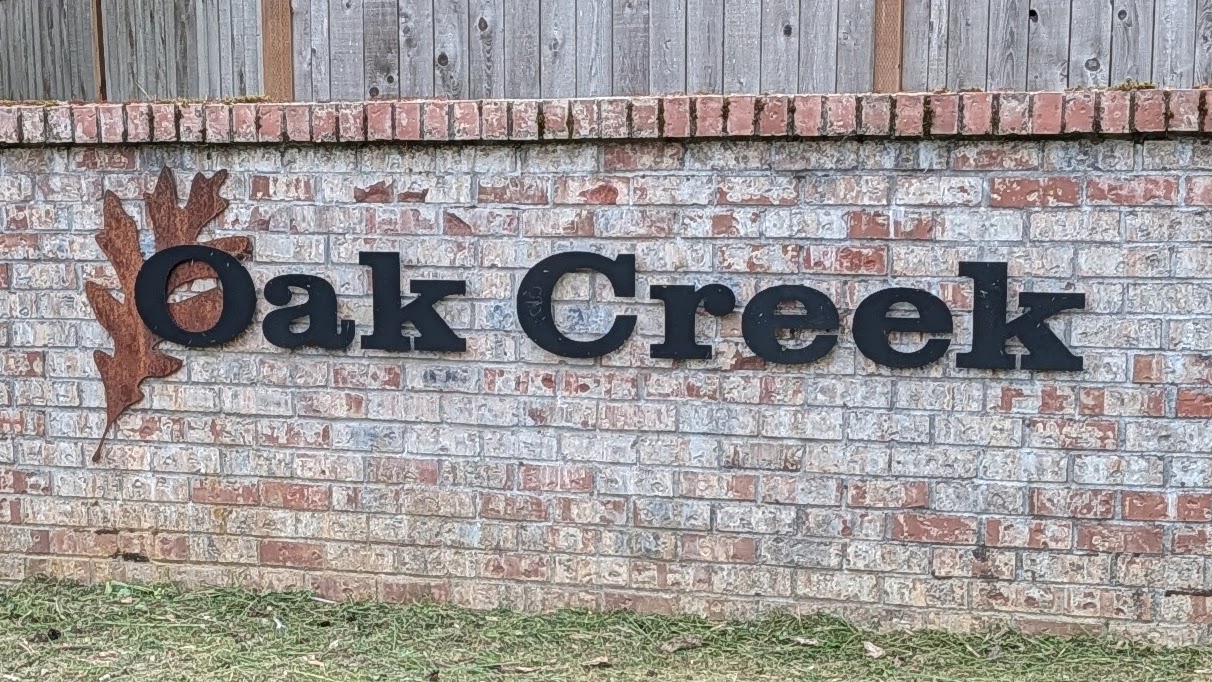 SW Oak Creek neighborhood monument sign at 27th and Stephenson